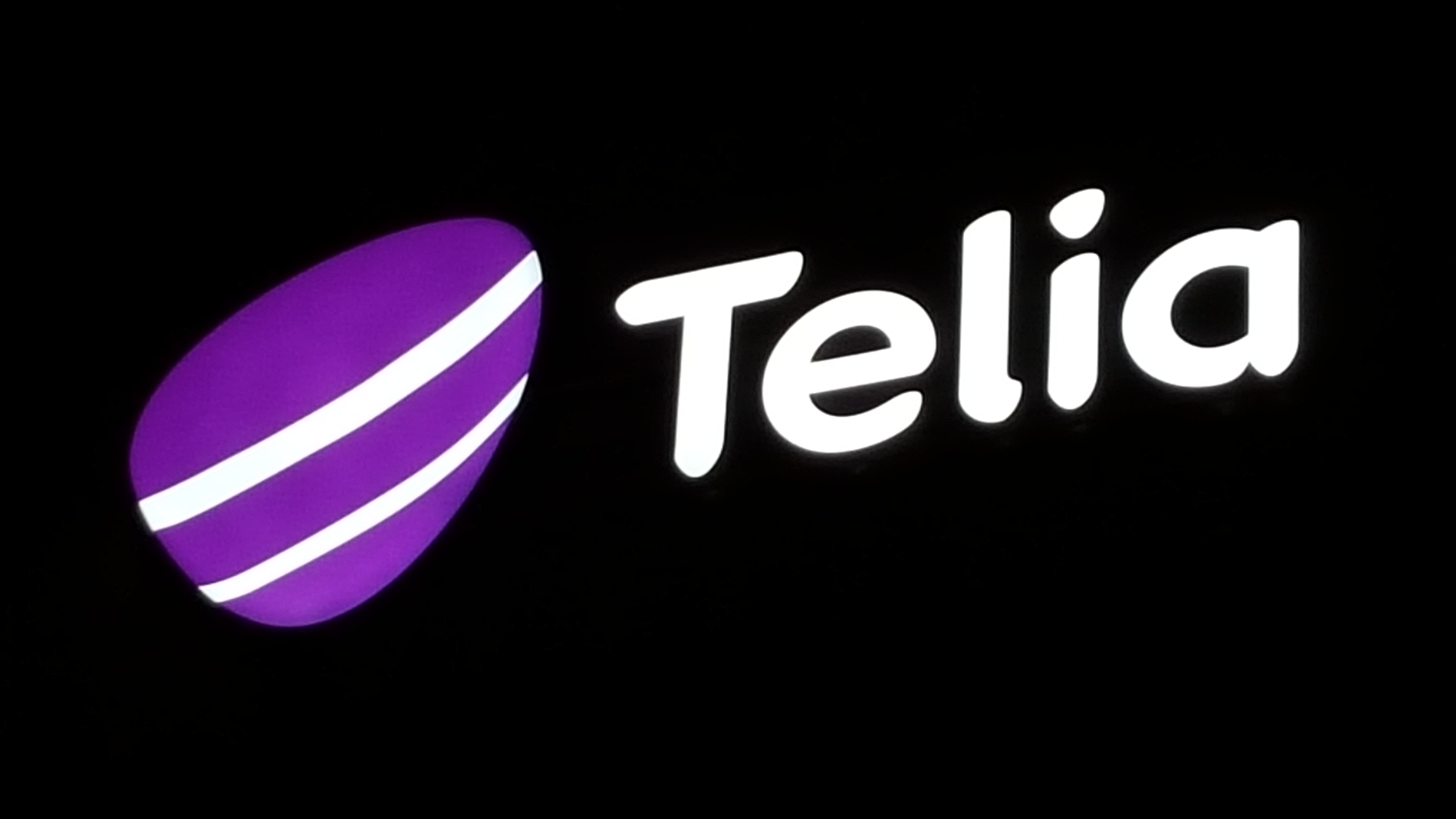 Veidi peale südaööd lõi Telia Eesti peamaja seinal särama logo, mis tähistab uue telko-ettevõtte sündi. 