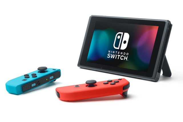 Nintendo Switch можно носить с собой для игр с друзьями. Боковые контроллеры Joy-Con отсоединяются от планшета, их можно использовать двум игрокам.