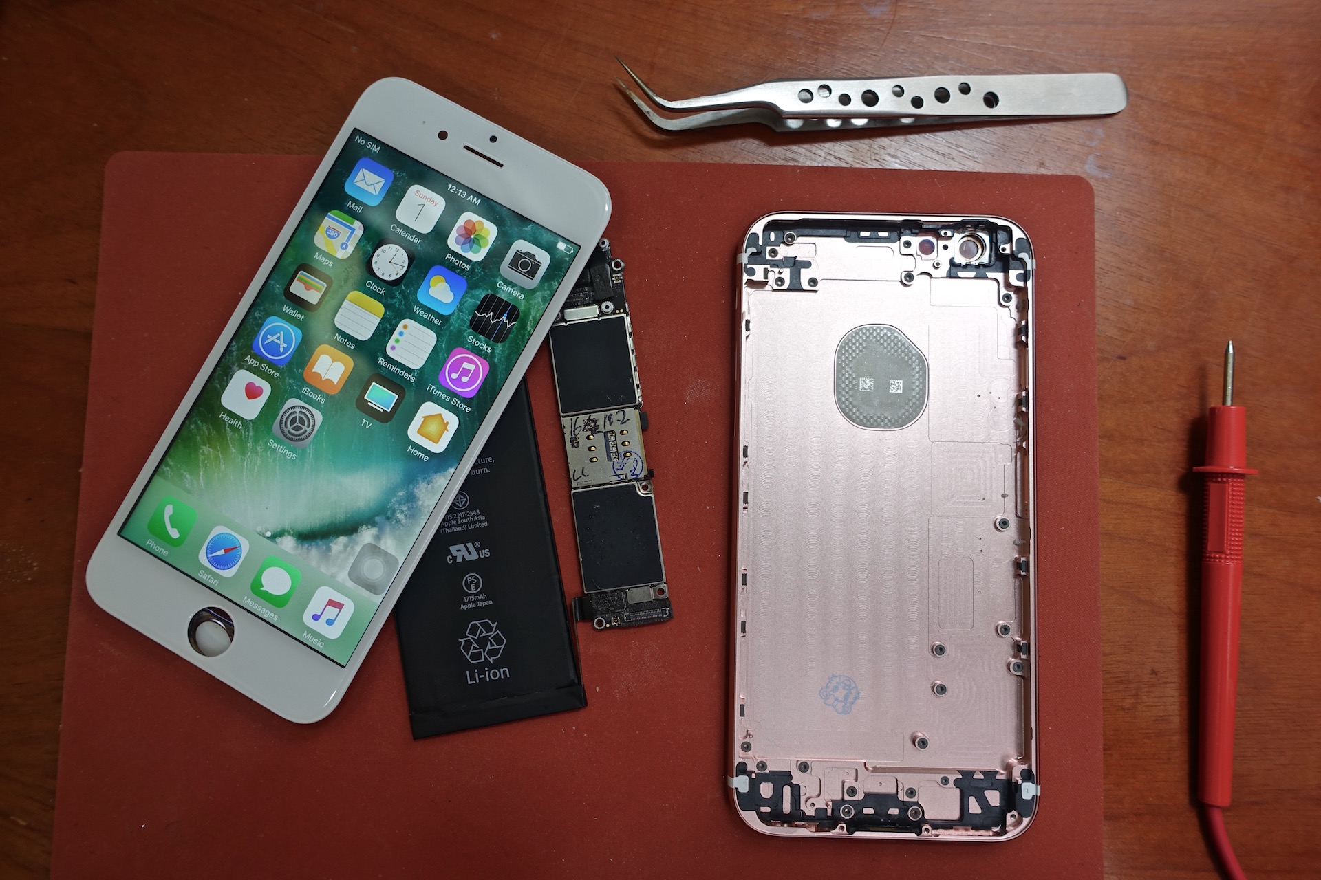 Детали iPhone 6S готовы к сборке. Фото: Strange Parts